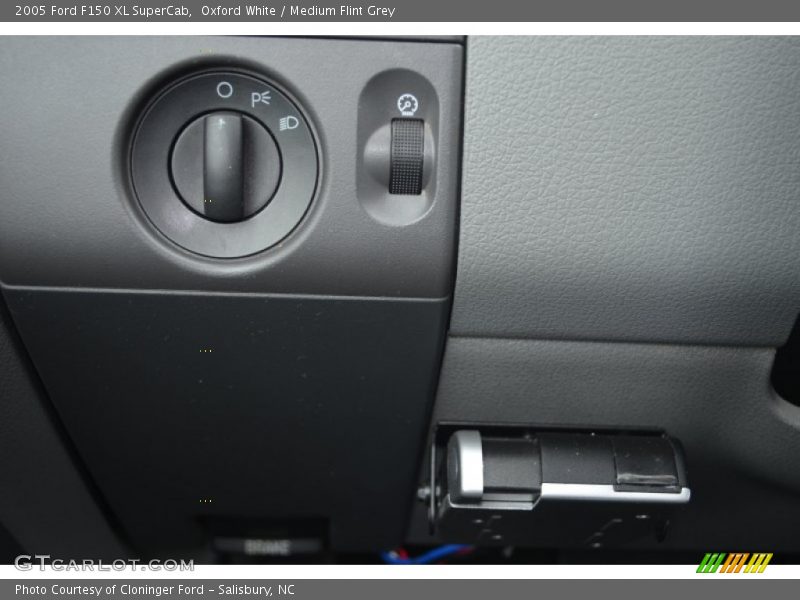 Controls of 2005 F150 XL SuperCab