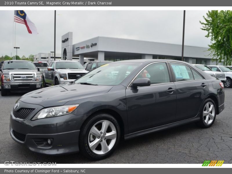 Front 3/4 View of 2010 Camry SE