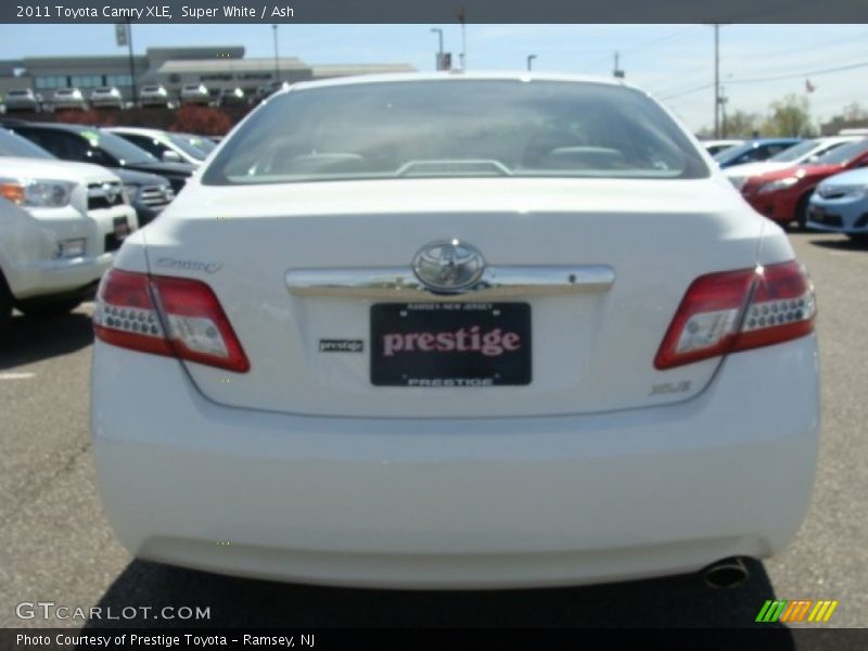 Super White / Ash 2011 Toyota Camry XLE