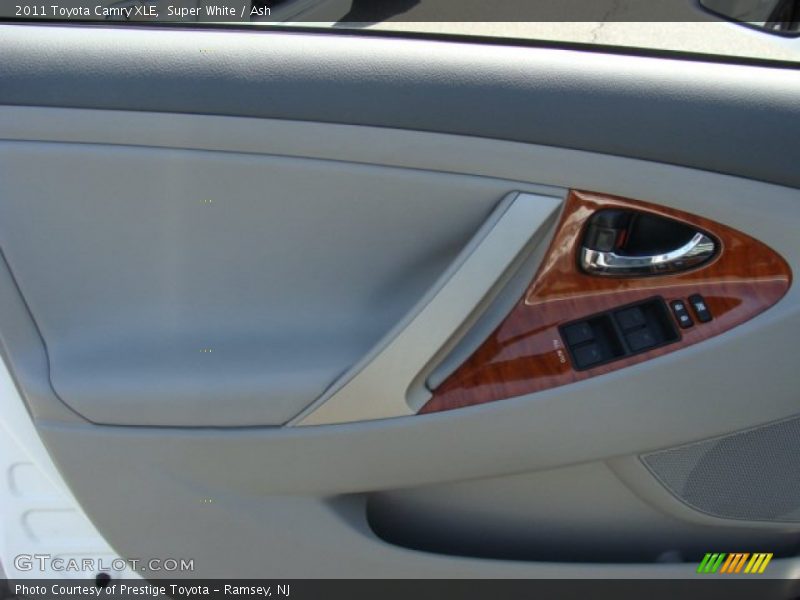 Super White / Ash 2011 Toyota Camry XLE