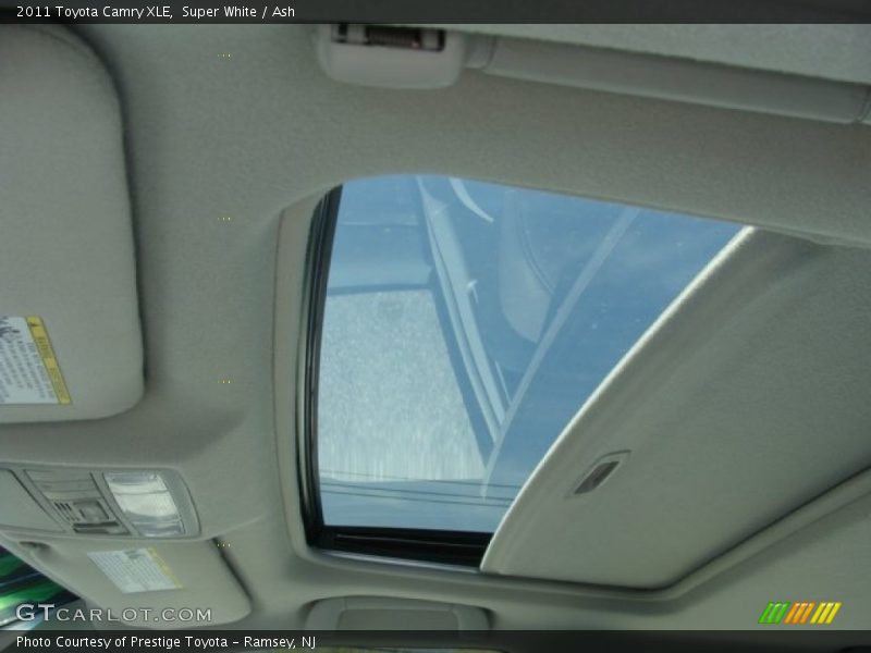 Super White / Ash 2011 Toyota Camry XLE