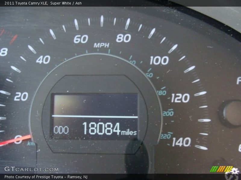 Super White / Ash 2011 Toyota Camry XLE