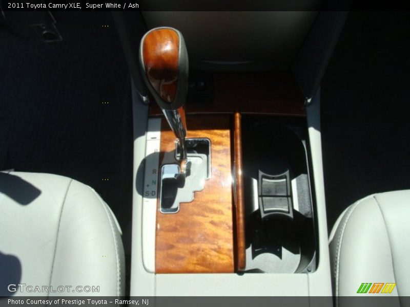 Super White / Ash 2011 Toyota Camry XLE