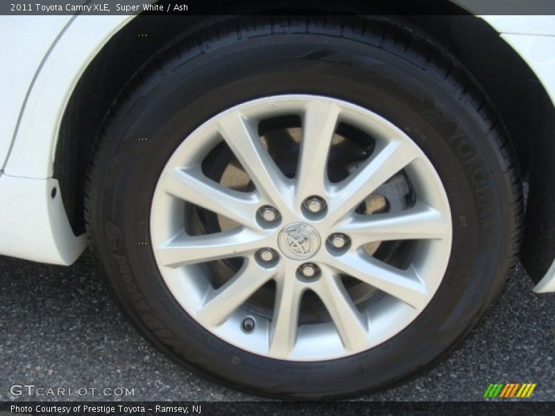 Super White / Ash 2011 Toyota Camry XLE