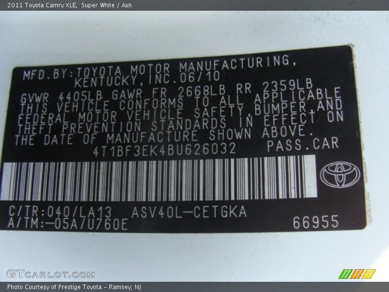 Super White / Ash 2011 Toyota Camry XLE