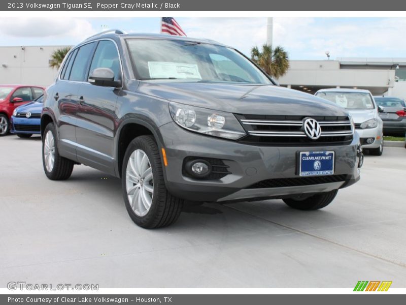 Pepper Gray Metallic / Black 2013 Volkswagen Tiguan SE