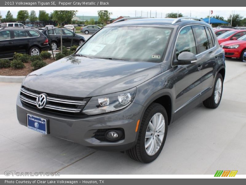 Pepper Gray Metallic / Black 2013 Volkswagen Tiguan SE