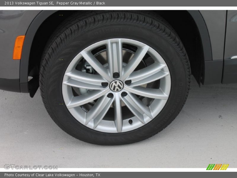 Pepper Gray Metallic / Black 2013 Volkswagen Tiguan SE