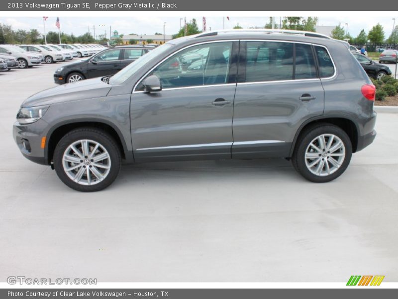 Pepper Gray Metallic / Black 2013 Volkswagen Tiguan SE