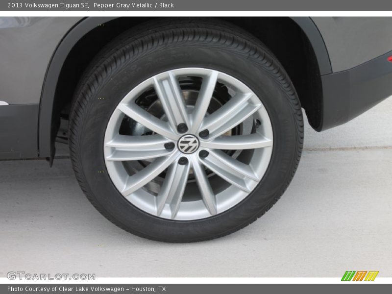 Pepper Gray Metallic / Black 2013 Volkswagen Tiguan SE