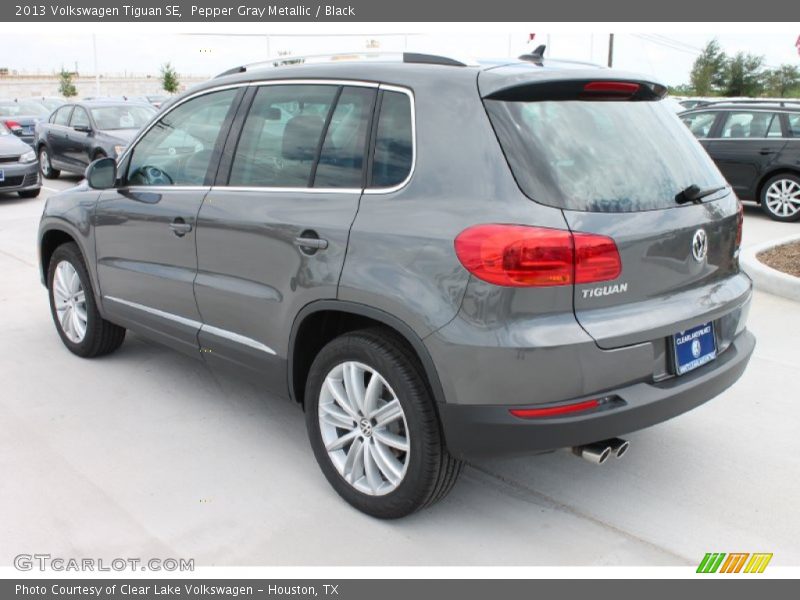 Pepper Gray Metallic / Black 2013 Volkswagen Tiguan SE