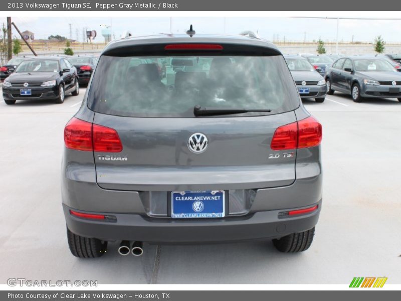 Pepper Gray Metallic / Black 2013 Volkswagen Tiguan SE