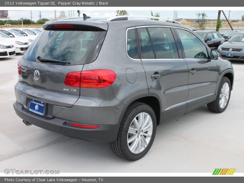 Pepper Gray Metallic / Black 2013 Volkswagen Tiguan SE
