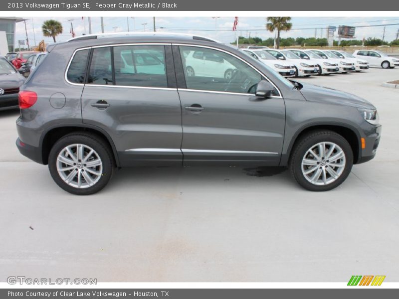 Pepper Gray Metallic / Black 2013 Volkswagen Tiguan SE