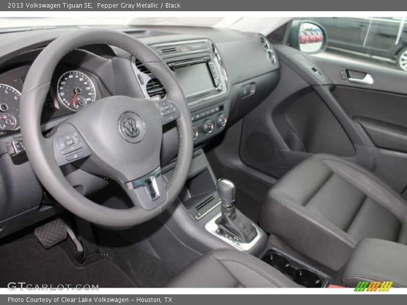 Pepper Gray Metallic / Black 2013 Volkswagen Tiguan SE