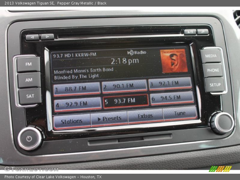 Pepper Gray Metallic / Black 2013 Volkswagen Tiguan SE