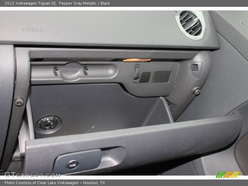 Pepper Gray Metallic / Black 2013 Volkswagen Tiguan SE