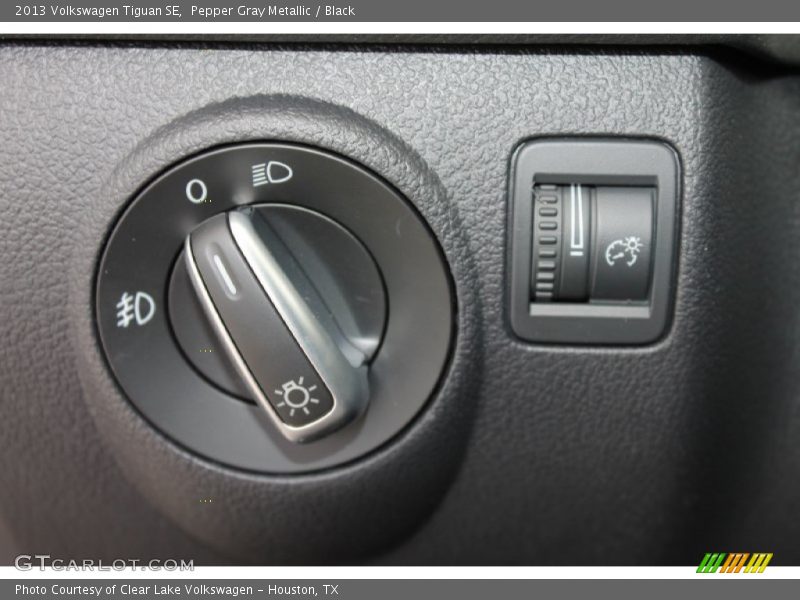 Pepper Gray Metallic / Black 2013 Volkswagen Tiguan SE