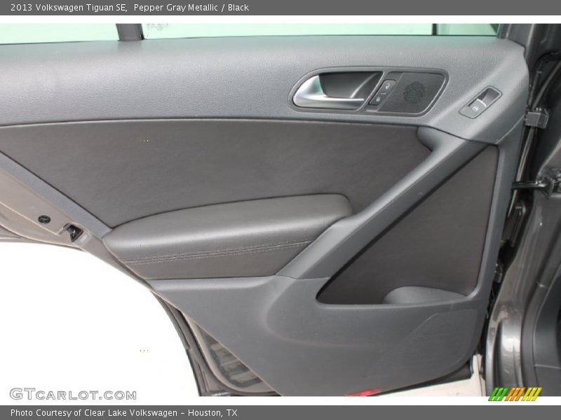 Pepper Gray Metallic / Black 2013 Volkswagen Tiguan SE
