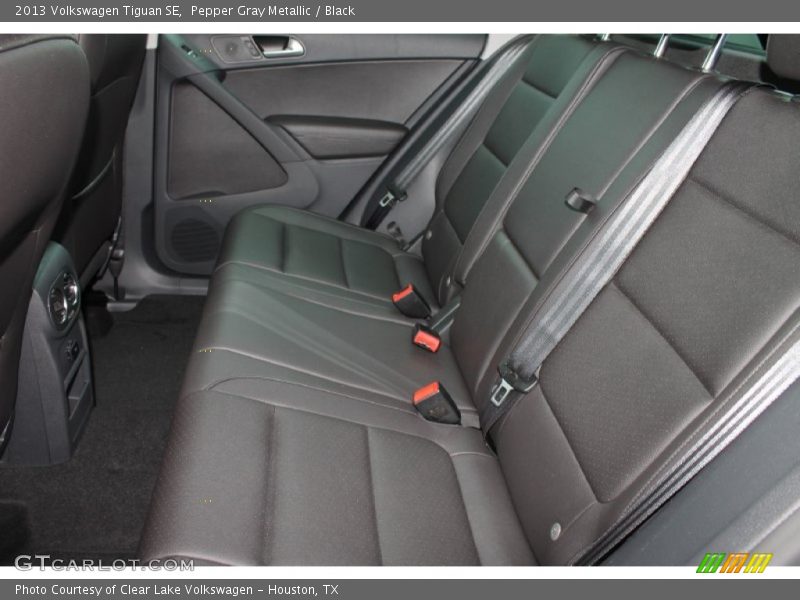 Pepper Gray Metallic / Black 2013 Volkswagen Tiguan SE
