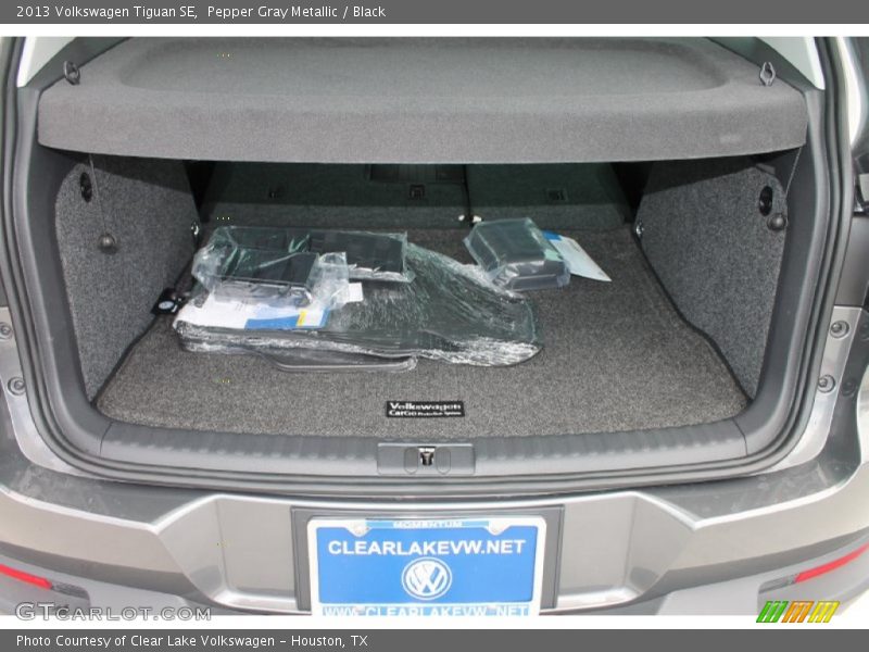Pepper Gray Metallic / Black 2013 Volkswagen Tiguan SE