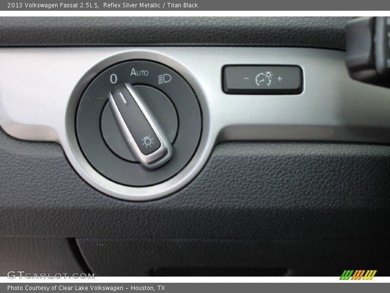 Reflex Silver Metallic / Titan Black 2013 Volkswagen Passat 2.5L S