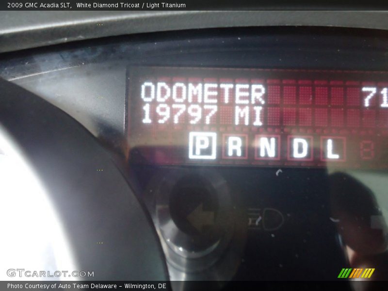 White Diamond Tricoat / Light Titanium 2009 GMC Acadia SLT