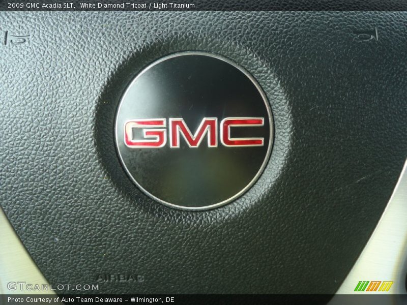 White Diamond Tricoat / Light Titanium 2009 GMC Acadia SLT