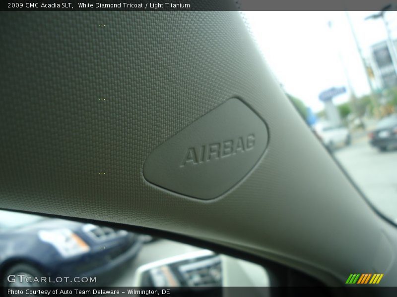 White Diamond Tricoat / Light Titanium 2009 GMC Acadia SLT
