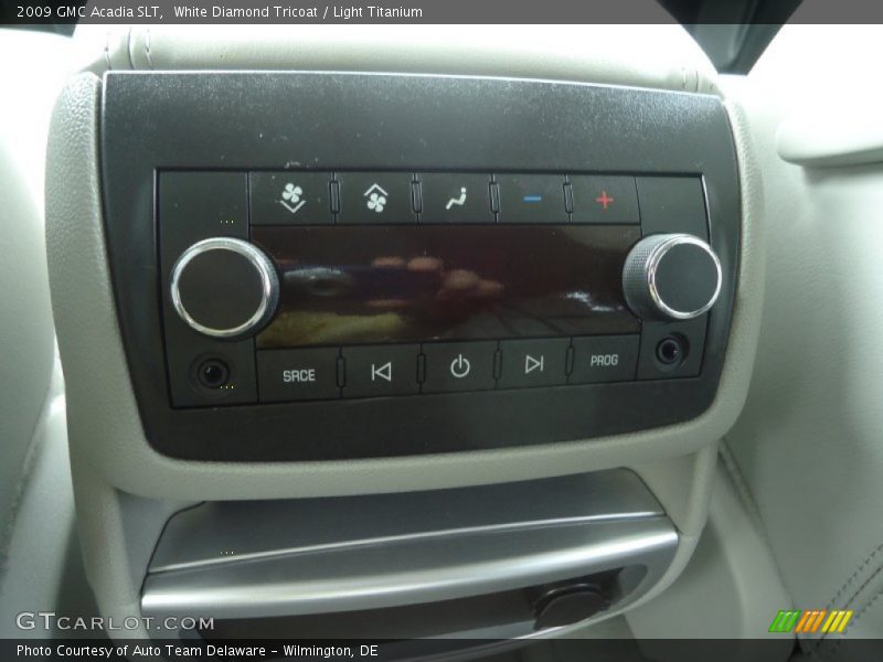 White Diamond Tricoat / Light Titanium 2009 GMC Acadia SLT