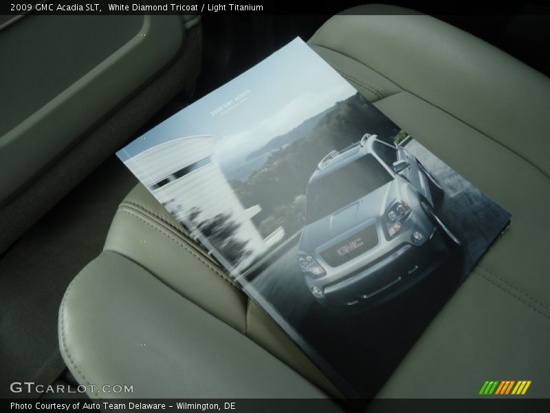 White Diamond Tricoat / Light Titanium 2009 GMC Acadia SLT