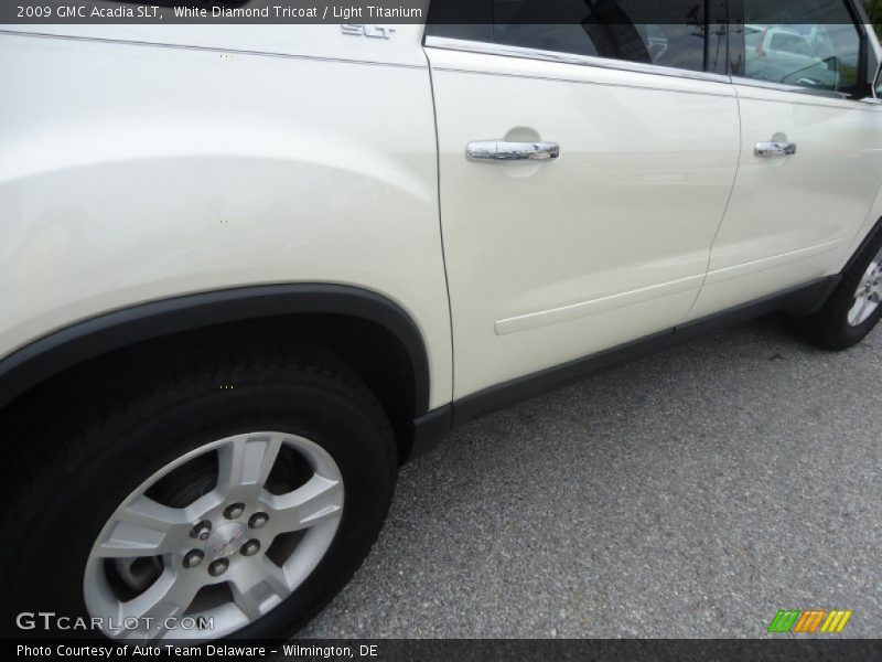 White Diamond Tricoat / Light Titanium 2009 GMC Acadia SLT