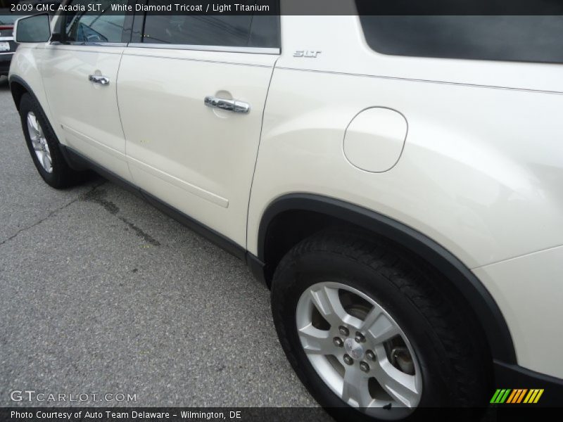 White Diamond Tricoat / Light Titanium 2009 GMC Acadia SLT
