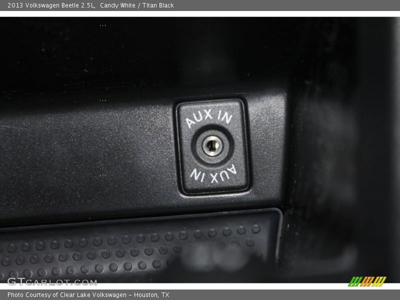 Candy White / Titan Black 2013 Volkswagen Beetle 2.5L