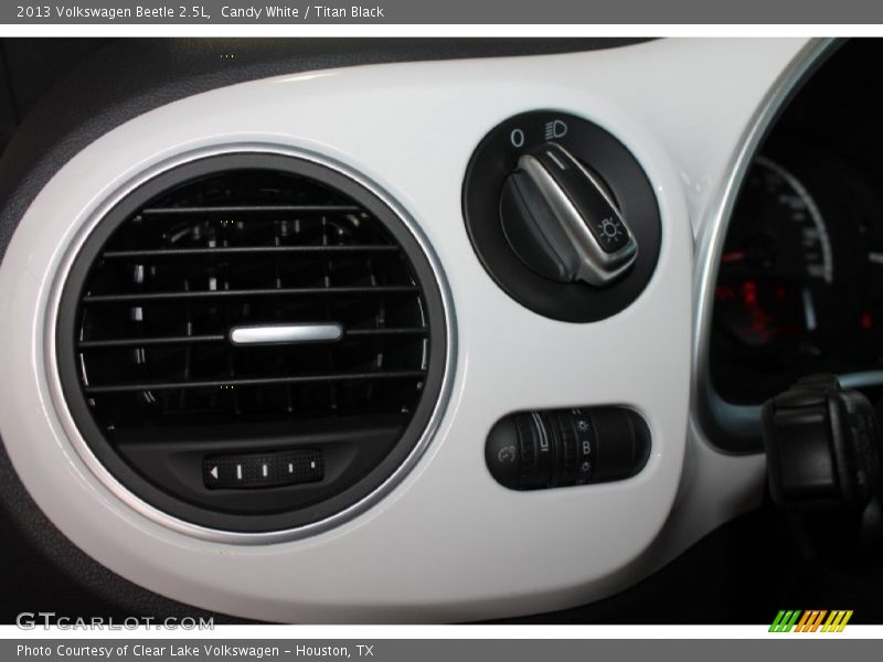 Candy White / Titan Black 2013 Volkswagen Beetle 2.5L