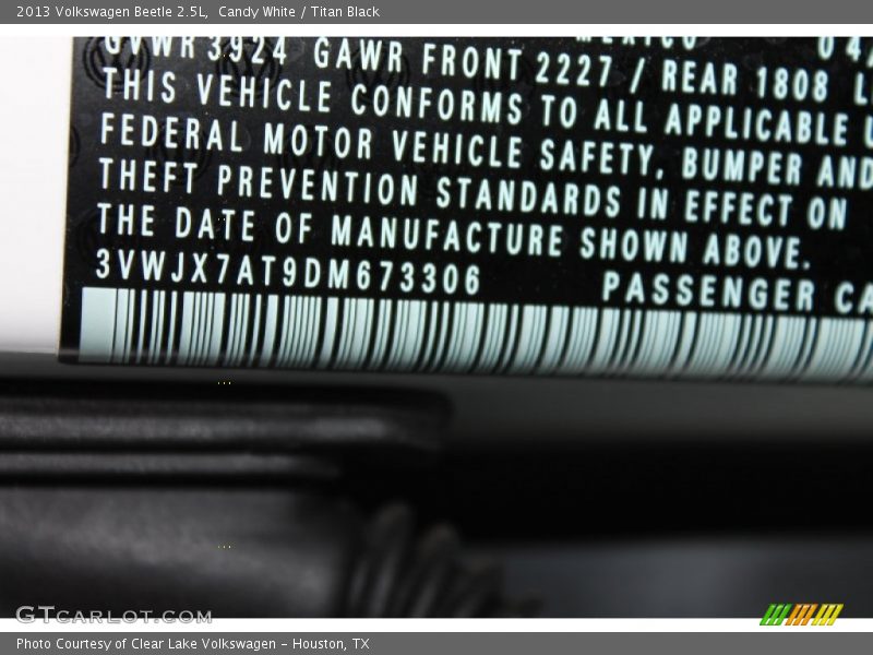 Candy White / Titan Black 2013 Volkswagen Beetle 2.5L