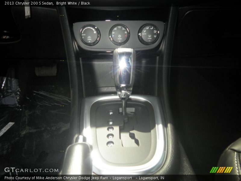 Bright White / Black 2013 Chrysler 200 S Sedan