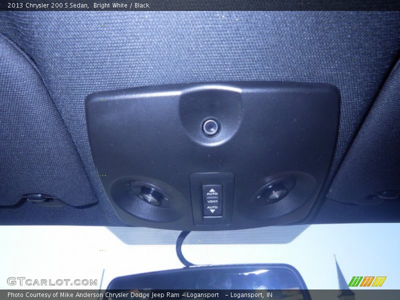 Bright White / Black 2013 Chrysler 200 S Sedan