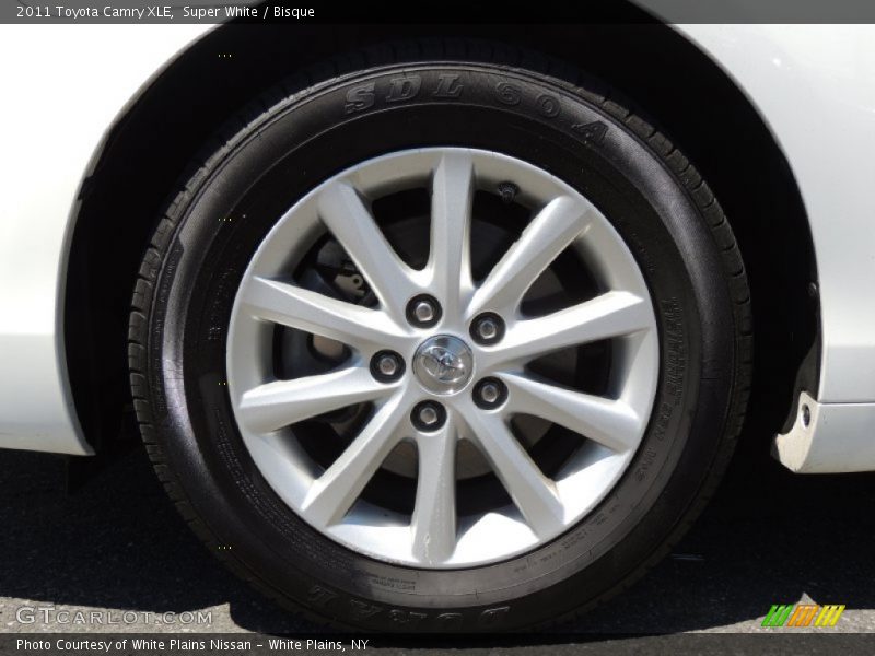 Super White / Bisque 2011 Toyota Camry XLE