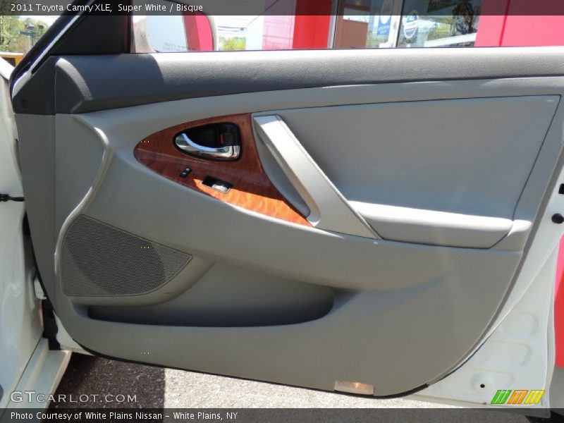 Super White / Bisque 2011 Toyota Camry XLE