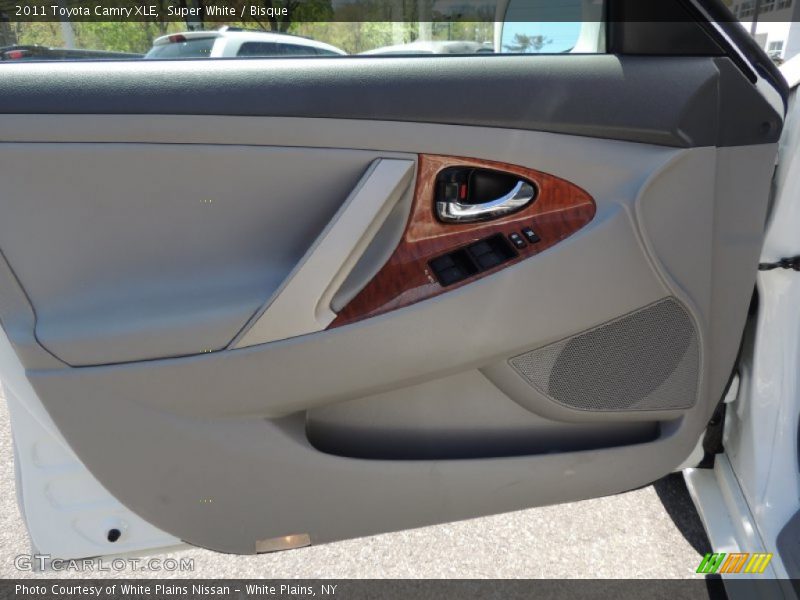 Super White / Bisque 2011 Toyota Camry XLE
