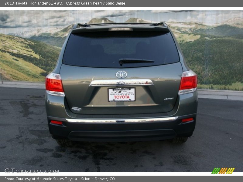 Cypress Green Pearl / Sand Beige 2013 Toyota Highlander SE 4WD