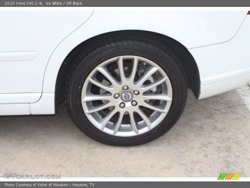 Ice White / Off Black 2010 Volvo S40 2.4i