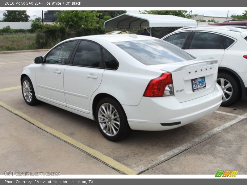 Ice White / Off Black 2010 Volvo S40 2.4i