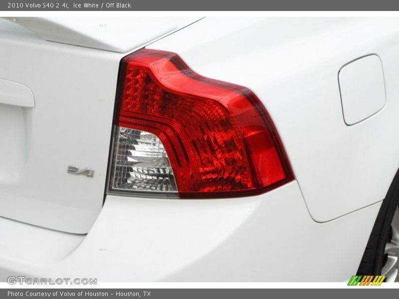 Ice White / Off Black 2010 Volvo S40 2.4i