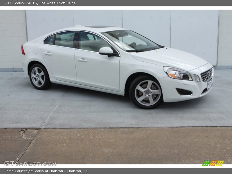 Front 3/4 View of 2013 S60 T5