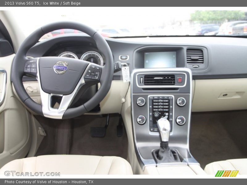 Dashboard of 2013 S60 T5
