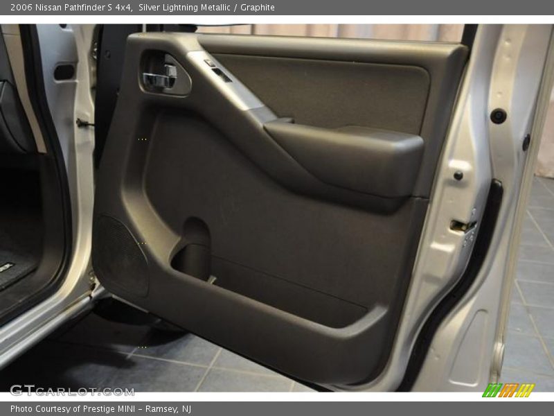 Silver Lightning Metallic / Graphite 2006 Nissan Pathfinder S 4x4
