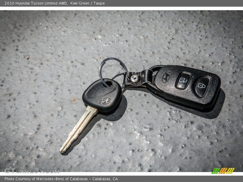 Keys of 2010 Tucson Limited AWD