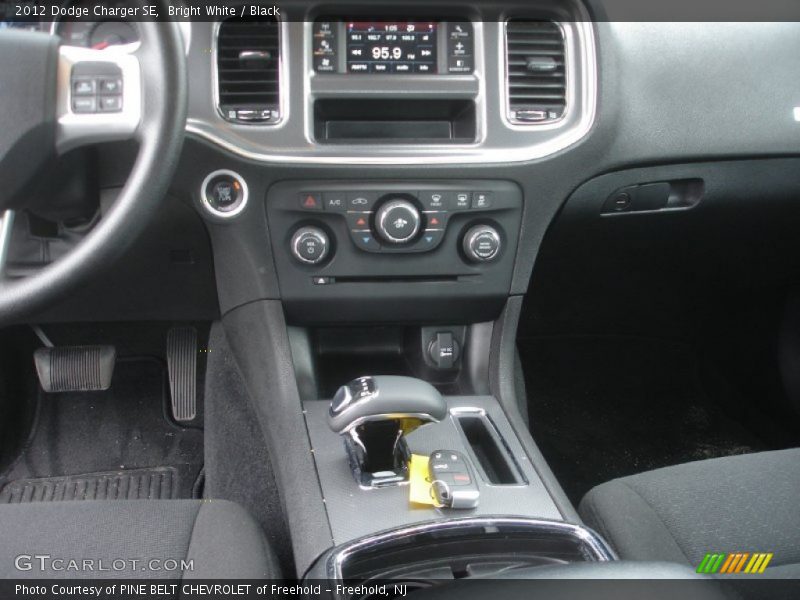 Bright White / Black 2012 Dodge Charger SE